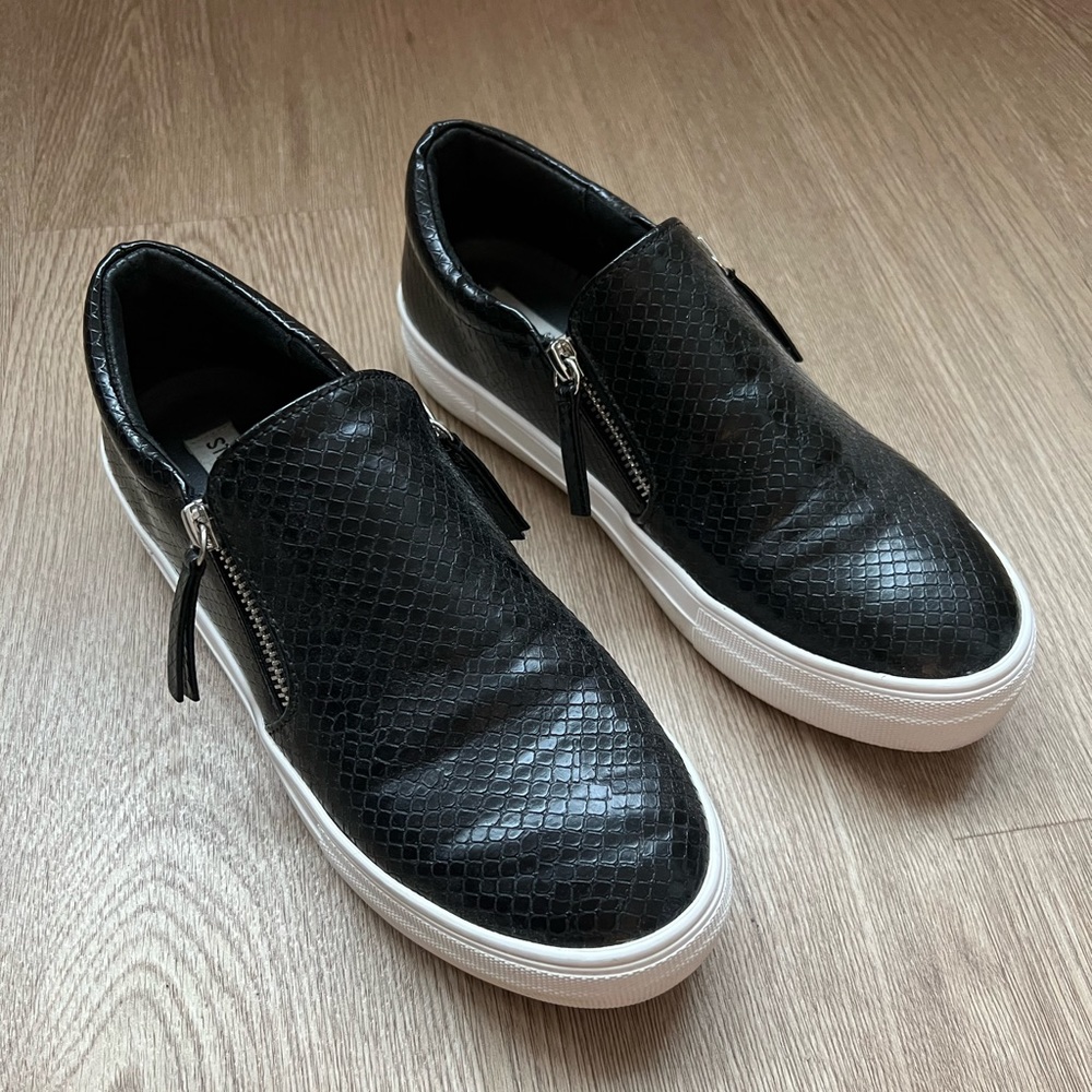 Steve Madden Glaamar Black Croc Sneakers / White Sole - women’s size 7